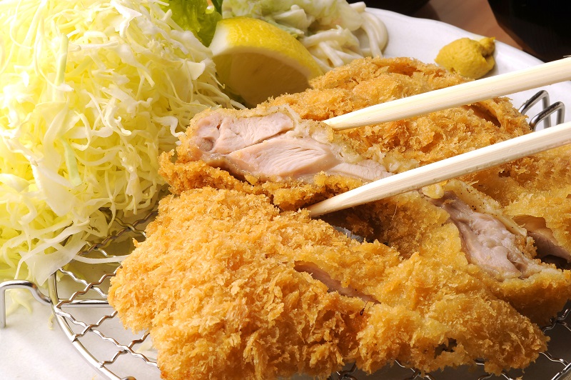 当店のチキンカツはこだわりの冷凍チキンカツ！